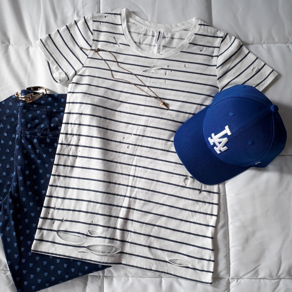 🦩5/$25🦩Forever21 Distressed Striped Tee S/P